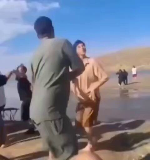 @✡︎𝐋𝐢𝐯𝐞𝐈𝐫𝐚𝐧𝐍𝐞𝐰𝐬🇮🇷🇮🇱: 🚨جنایت علیه بشریت توسط رژیم تروریستی جمهوری اسلامی/قتل امیرمحمد کاظمی
امیرمحمد کاظمی، فرزند ایران و جان فدای میهن، جوان ۱۹ ساله اهل شهر نگار از توابع بردسیر استان کرمان، روز ۵ تیر ۱۴۰۵ با شلیک مستقیم