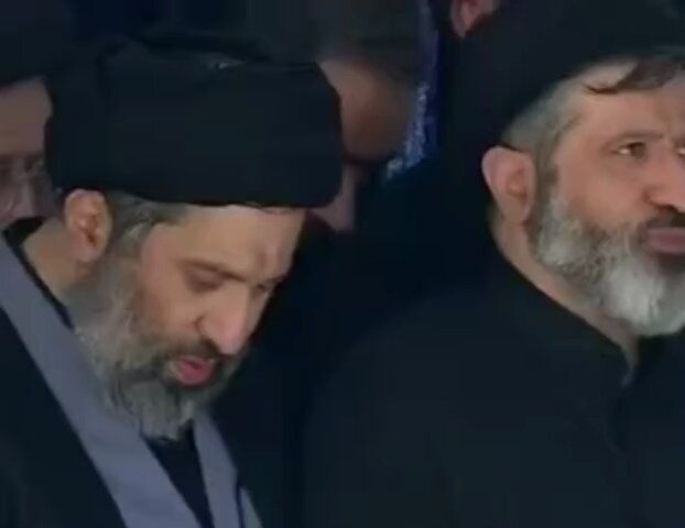 @✡︎𝐋𝐢𝐯𝐞𝐈𝐫𝐚𝐧𝐍𝐞𝐰𝐬🇮🇷🇮🇱: 🚨نماز میت بر لاشه متعفن خایمنهای، صبح یکشنبه ۱۴ خرداد در مصلی تهران و بدون حضور مجتبی برگزار شد؛ در حالی که رسانههای وابسته به رژیم از حضور سه پسر دیگر او، مصطفی، مسعود و میثم، بر سر تابوت خبر داد