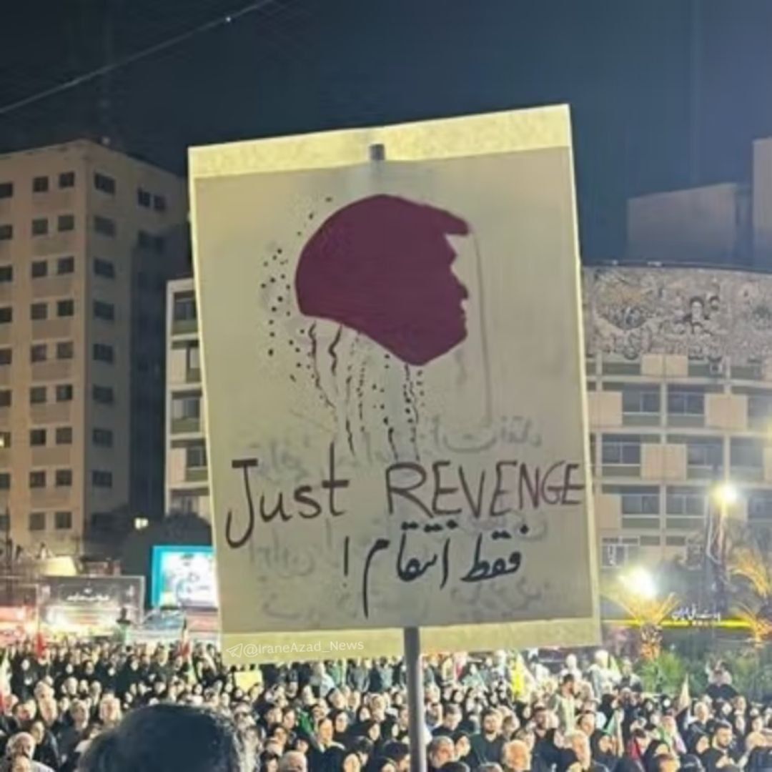 @✡︎𝐋𝐢𝐯𝐞𝐈𝐫𝐚𝐧𝐍𝐞𝐰𝐬🇮🇷🇮🇱: ⚡🇺🇸🦀At Khamenei’s funeral, regime supporters held up a poster showing President Trump’s severed head with the words “Just Revenge.”
Let that sink in.
This is not protest. This is not politics. Th