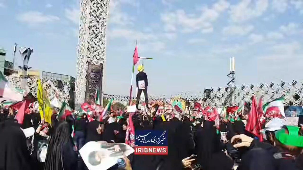@✡︎𝐋𝐢𝐯𝐞𝐈𝐫𝐚𝐧𝐍𝐞𝐰𝐬🇮🇷🇮🇱: ⚡🇺🇸🦀At Ali Khamenei's funeral today, supporters of the Islamic Republic publicly staged a mock hanging of President Trump in Tehran.
Let that sink in.
These are the same people some politicians sti