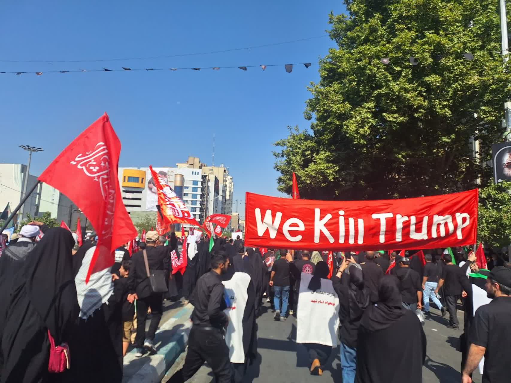 @✡︎𝐋𝐢𝐯𝐞𝐈𝐫𝐚𝐧𝐍𝐞𝐰𝐬🇮🇷🇮🇱: ⚡🇺🇸🦀These are not ordinary Iranians. These are supporters of the Islamic Republic marching at Ali Khamenei's funeral in Tehran.
And what are they proudly carrying through the streets?
A giant banne