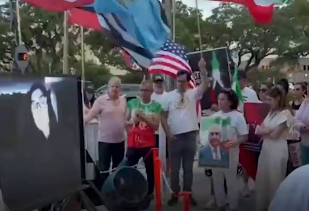 @✡︎𝐋𝐢𝐯𝐞𝐈𝐫𝐚𝐧𝐍𝐞𝐰𝐬🇮🇷🇮🇱: ⚡🇺🇸👑Patriotic and Monarchist Iranians Took to the Streets in Houston, Texas/Simultaneously with the Funeral Ceremony of Ali Khamenei, a Group of Patriotic and Monarchist Iranians on Sunday, July 5,