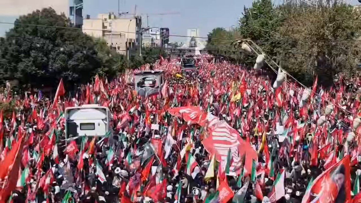 @✡︎𝐋𝐢𝐯𝐞𝐈𝐫𝐚𝐧𝐍𝐞𝐰𝐬🇮🇷🇮🇱: ⚡🇺🇸🦀 These are not ordinary Iranians. These are supporters of the Islamic Republic gathered at Ali Khamenei's funeral in Tehran.
And what were they chanting?
"We don't want a deal. We want Trump's