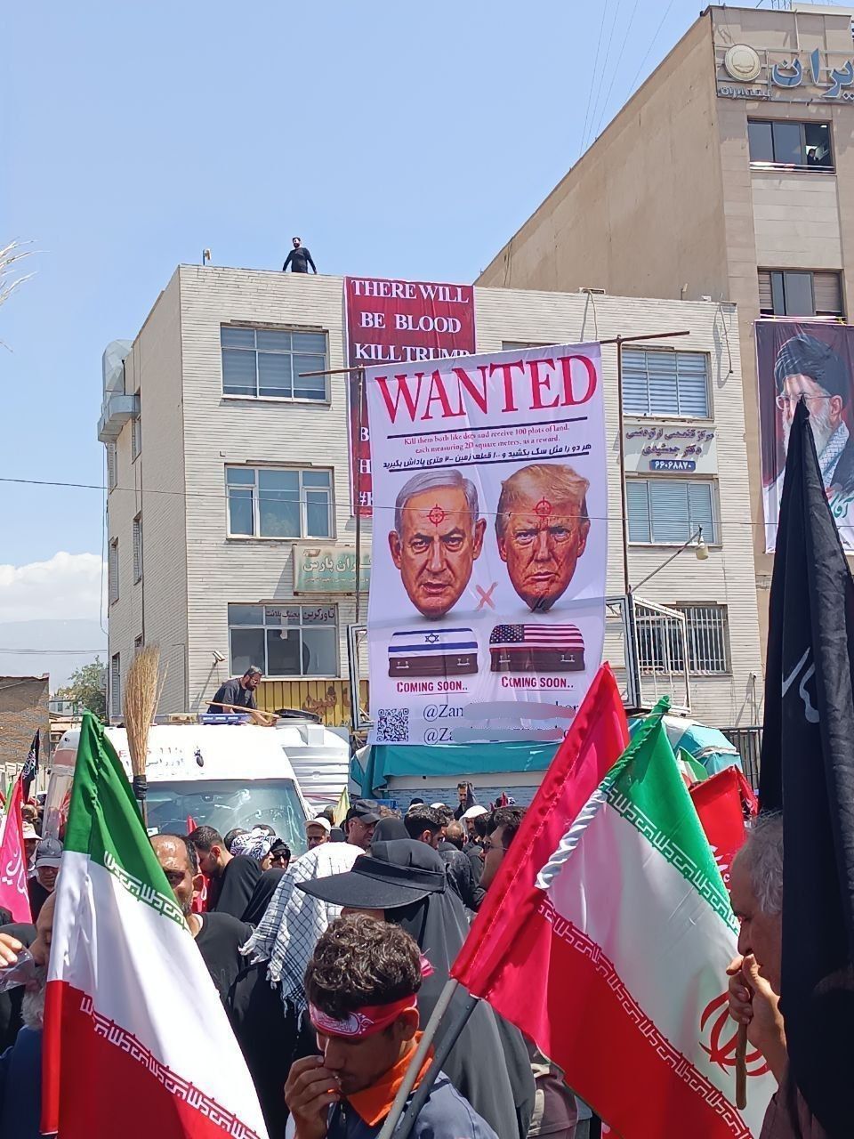 @✡︎𝐋𝐢𝐯𝐞𝐈𝐫𝐚𝐧𝐍𝐞𝐰𝐬🇮🇷🇮🇱: ⚡🇺🇸🇮🇱🦀These are not ordinary Iranians. These are supporters of the Islamic Republic gathered at Ali Khamenei's funeral in Tehran.
One of the signs seen at the event claimed that anyone who kills