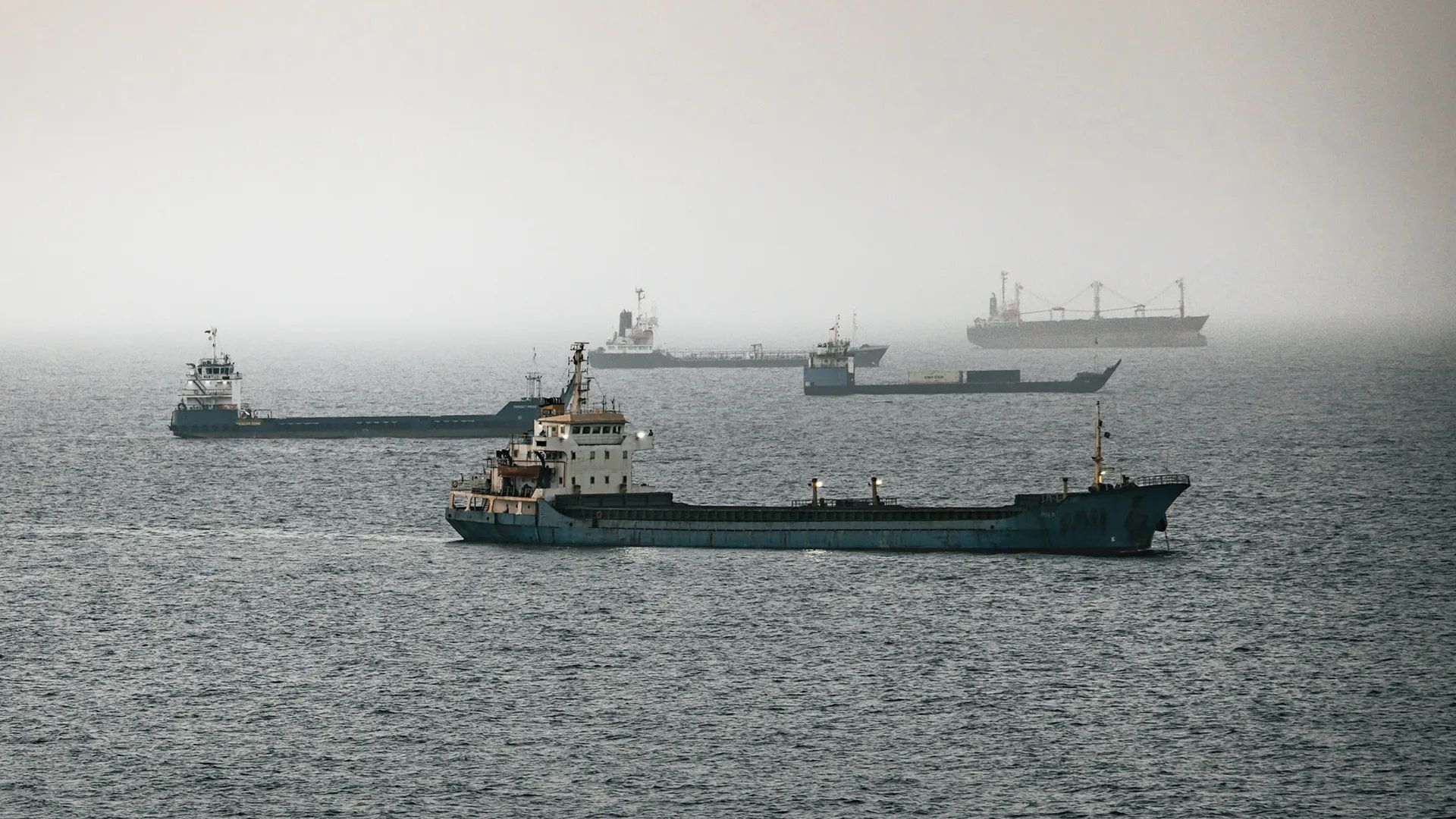 @Visegrád 24: Iran has attacked two merchant vessels with missiles in the Strait of Hormuz, despite a ceasefire with the United States.
The attack occurred on the evening of July 6. Both ships sustained significan
