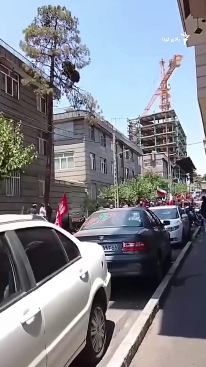 @RadioFarda|راديو فردا: 🔸تصاویری که در شبکههای اجتماعی منتشر شده گروهی از شرکتکنندگان در مراسم تشییع جنازۀ علی خامنهای را نشان میدهد که به عباس عراقچی ، وزیر خارجۀ جمهوری اسلامی ایران، حمله کرده و او را «بیشرف» خطاب می