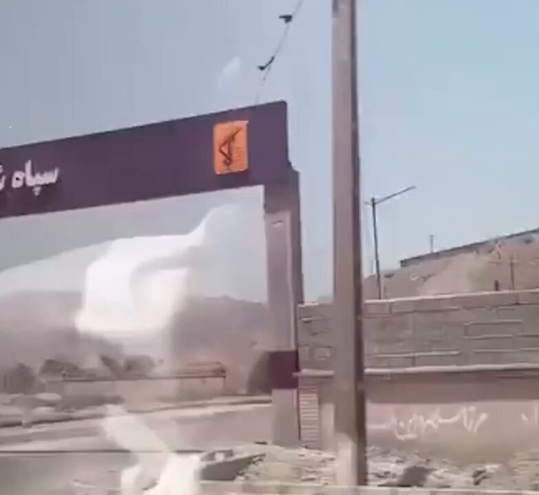 @✡︎𝐋𝐢𝐯𝐞𝐈𝐫𝐚𝐧𝐍𝐞𝐰𝐬🇮🇷🇮🇱: 🦀🚨
Parts of the IRGC terrorist group's headquarters in Rask were destroyed/Parts of the buildings of the IRGC terrorist group's headquarters in Rask County, Sistan and Baluchestan Province, were des