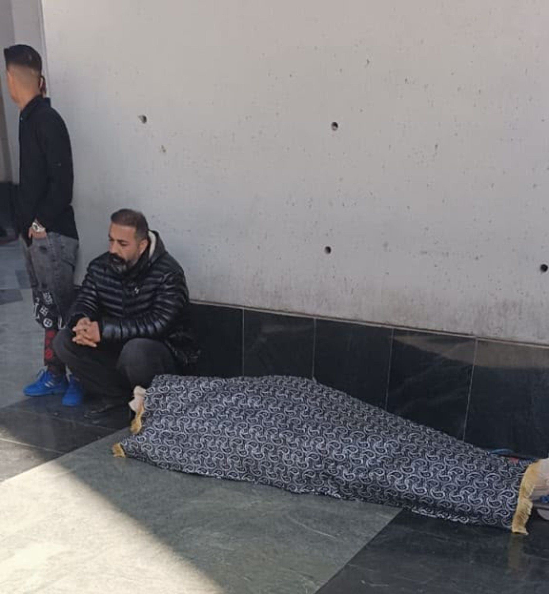 @✡︎𝐋𝐢𝐯𝐞𝐈𝐫𝐚𝐧𝐍𝐞𝐰𝐬🇮🇷🇮🇱: 🚨Don’t stop talking about Iran.
They killed the person he loved.
And now he just sits there beside the covered body.
Alone.
No crowd around him.
No one holding him up.
No one there to take this