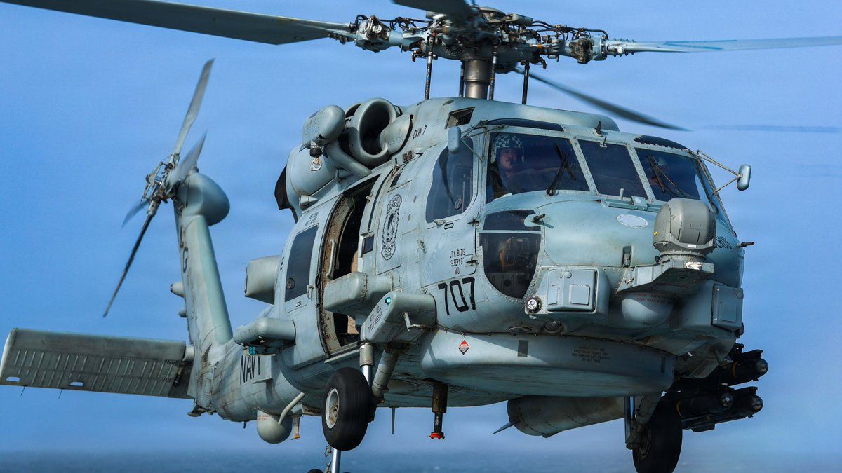 @U.S. Central Command: A U.S. Navy MH-60 Sea Hawk hovers over the flight deck of USS Mason (DDG 87) as the ship enforces America's 🇺🇸steel wall blockade against Iran. As of Aug. 17, CENTCOM forces have redirected 64 comme