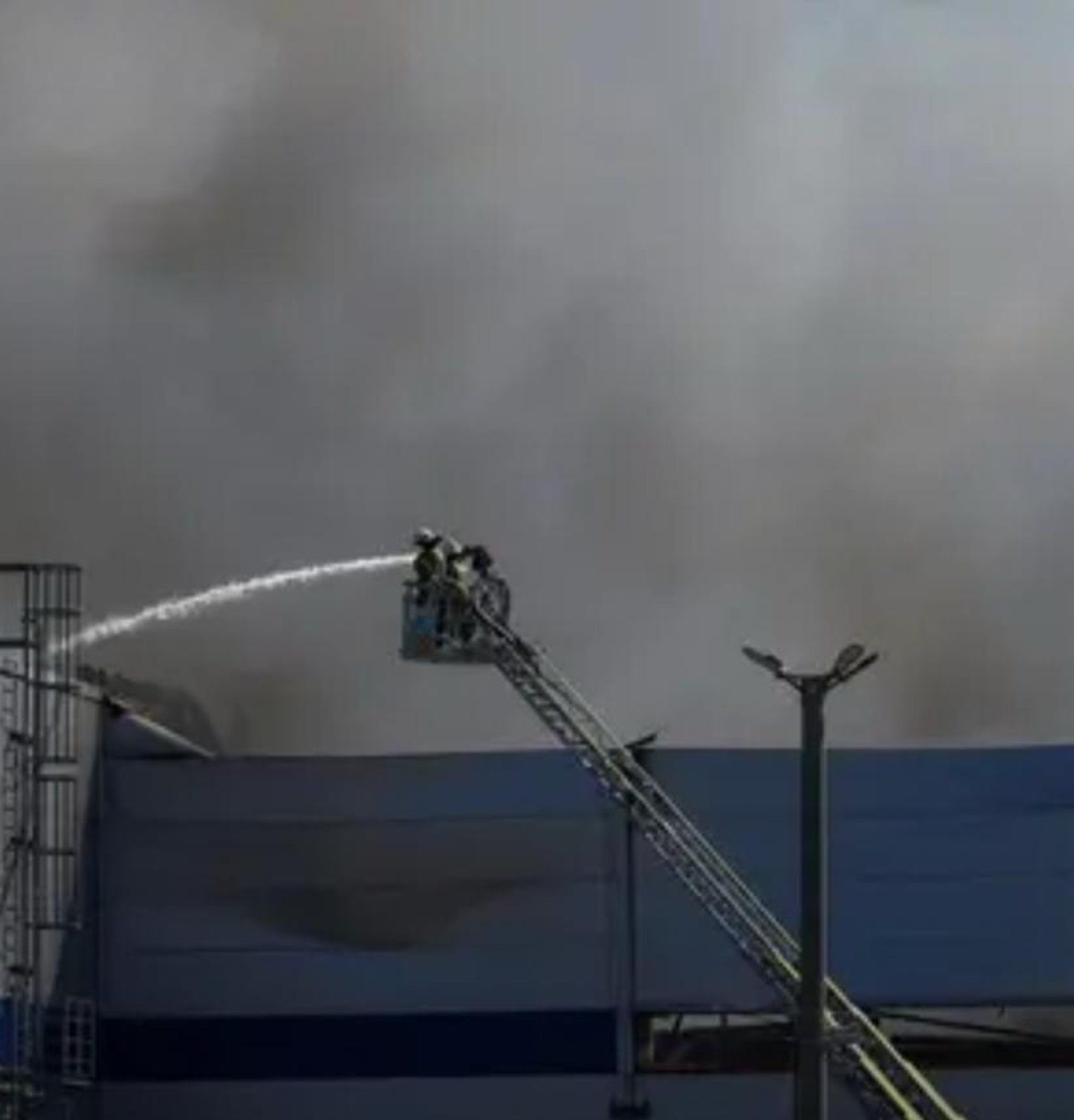 @✡︎𝐋𝐢𝐯𝐞𝐈𝐫𝐚𝐧𝐍𝐞𝐰𝐬🇮🇷🇮🇱: 🚨🇷🇺🇺🇦
Russia's extensive attacks on Kyiv and surrounding areas; 17 killed and over 40 wounded.
Russia launched a massive wave of airstrikes on Thursday, August 29, using dozens of cruise missiles