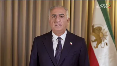 @Reza Pahlavi: هم‌میهنان عزیزم،

لحظاتی سرنوشت‌ساز پیشِ روی ماست.

کمکی که رئیس‌جمهور ایالات متحده به مردم شجاع ایران وعده داده بود، اکنون رسیده است. این یک مداخله بشردوستانه است؛ و هدف آن، جمهوری اسلامی، دستگاه سرک