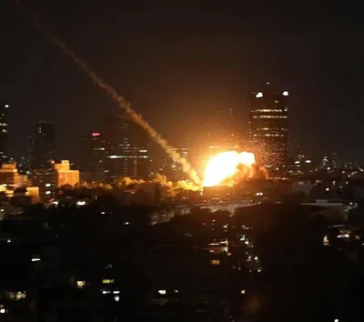 @Babak Taghvaee - The Crisis Watch: #Breaking: This image, recorded tonight in #TelAviv, shows the moment one of the 30 ballistic missiles launched by the #IRGC Aerospace Force hit the city, causing significant material damage to civili