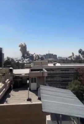 @🇮🇷LiveIranNews🇮🇱: 🚨ویدیویی از خوشحالی هموطنان از بمباران مناطقی از تهران 
مشغول تهیه ویدیو بدون ترس که خود گویای شرایط امروز است