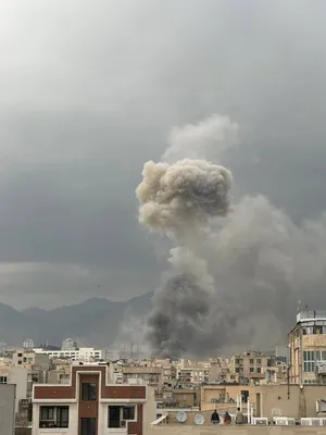 @𝐍𝐢𝐨𝐡 𝐁𝐞𝐫𝐠 🇮🇷 ✡︎: Probably the heaviest bombardment in Tehran so far in the war. 

Regime bases and police stations, as well as courthouses and other regime buildings are being blown up all over the city.

If this goes