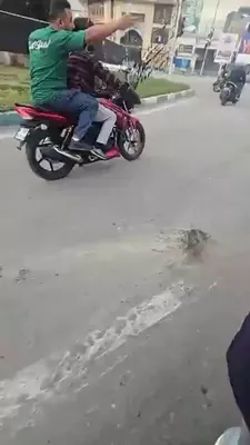 @𝐍𝐢𝐨𝐡 𝐁𝐞𝐫𝐠 🇮🇷 ✡︎: Meanwhile, homeless basijis are driving aimlessly through Tehran after having all their bases bombed. The regime thug in the video is whining about Israeli strikes.

Reminder that even without their b