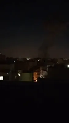 @🇮🇷LiveIranNews🇮🇱: 🚨ویدیویی از انفجارهای شدید بامداد جمعه ۱۵ اسفند در مرکز تهران/در تصاویر دریافتی که حوالی ساعت ۵ صبح ضبط شده‌اند، صدای چندین انفجار پیاپی شنیده می‌شود و در پایان ویدیو گوینده می‌گوید محل انفجارها در م