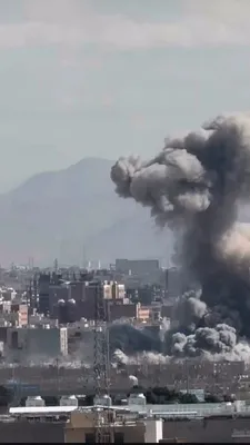 @𝐍𝐢𝐨𝐡 𝐁𝐞𝐫𝐠 🇮🇷 ✡︎: Absolutely wild footage of airstrikes hitting right next to Shahyad Tower in Tehran.

Notice how guys filming aren't scared at all.