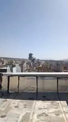 @Vahid Online: 'انفجارهای حمله امروز در #ایلام ۱۴:۳۰'
ویدیوی دریافتی با شرح: هم ساختمان اطلاعات و هم ساختمان سپاه رو زدند'
جمعه ۱۵ سفند #Iran
