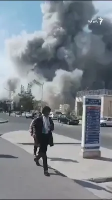 @RadioFarda‌|‌راديو فردا: تصاویری که در شبکه‌های اجتماعی منتشر شده لحظۀ حملۀ هوایی به «ستاد کل فرماندهی انتظامی شرق استان تهران» در ورامین را نشان می‌دهد.

این ویدئو حمله به این ستاد را در روز شنبه ۱۶ اسفند از زاویه بیمارستان 