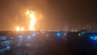 @𝐍𝐢𝐨𝐡 𝐁𝐞𝐫𝐠 🇮🇷 ✡︎: 🔴 BREAKING:

An oil refinery in Tehran Province has been targeted in an airstrike, causing a massive fire.

This will cripple the regime economy.

Wild footage.