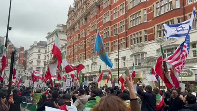 @🇮🇷LiveIranNews🇮🇱: ⚡🇬🇧بیش از ۷۰٬۰۰۰ ایرانی میهن‌پرست و حامی پرزیدنت ترامپ تجمع طرفداران گروه تروریستی سپاه پاسداران در خیابان‌های لندن را به هم ریختند.