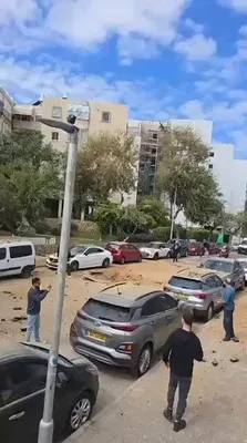 @Eli Afriat 🇮🇱: 🚨🇮🇷BREAKING: With the approval of the censorship: 2 men killed by an Iranian missile strike in the center of the country and 1 more seriously injured. 

The ayatollah regime continues its war crime