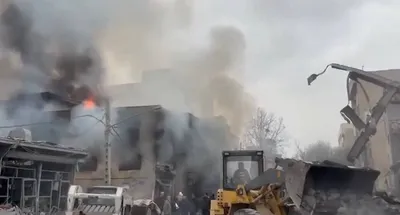 @🇮🇷LiveIranNews🇮🇱: 🚨خیابان دستغیب تهران پس از اصابت موشک و عملیات ترور در بعدازظهر سه‌شنبه ۱۹ اسفند/تصاویر و گزارش‌های میدانی آثار تخریب در محل حادثه را نشان می‌دهد.