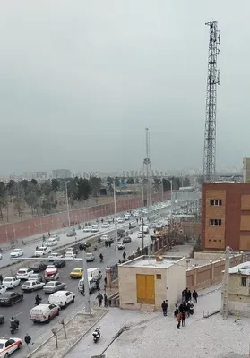 @Vahid Online: 'مکان حمله غرب #تهران'
تصاویر دریافتی با شرح: 'بسیج بزرگراه سعیدی تقاطع دستغیب'
برخلاف روایت شهروندی که موقع عبور از بزرگراه عکس آخر رو فرستاده بود، دیده میشه که دست‌کم یک ضلع ساختمان مرکز فناوری‌های 