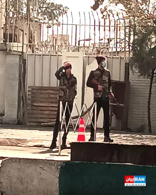 @ايران اينترنشنال: تصویر ارسال‌شده به ایران‌اینترنشنال در چهارشنبه ۲۰ اسفند، حضور کودکی را با لباس نظامی در ایست و بازرسی بسیج منطقه ستارخان تهران نشان می‌دهد.