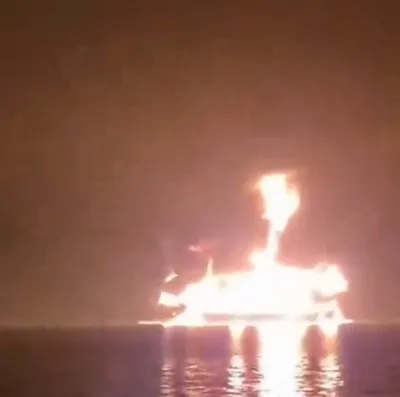 @Babak Taghvaee - The Crisis Watch: BREAKING: It has turned out that the oil tanker targeted by unmanned surface vehicles of the IRGC Navy in the port of Basra was the Greek-owned oil tanker Zefyros. It can be seen on fire last night in