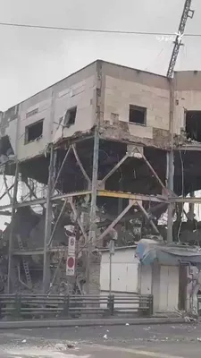 @RadioFarda‌|‌راديو فردا: 🔸تصاویر منتشر شده در شبکه‌های اجتماعی، تخریب ساختمان کلانتری نیاوران تهران را نشان می‌دهند.

🔸بر اساس گزارش‌ها، کلانتری ۱۲۳ در خیابان باهنر نیاوران روز دوشنبه ۲۵ اسفند، هدف حمله هوایی قرار گرفت.