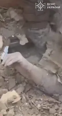 @Visegrád 24: Ukrainian rescue workers thought they were digging up a body from beneath the rubble after a Russian airstrike

Completely buried under the debris of what used to be her apartment, the women suddenly 