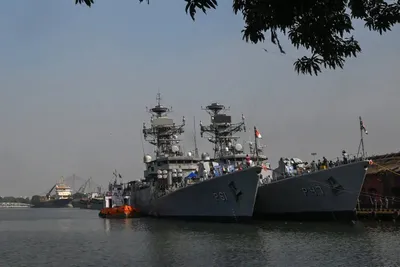 @Visegrád 24: 🇮🇳 India has deployed naval warships near the Strait of Hormuz to escort its oil tankers

India is sending more than half a dozen warships to the Gulf of Oman and Arabian Sea to ensure the safe pass