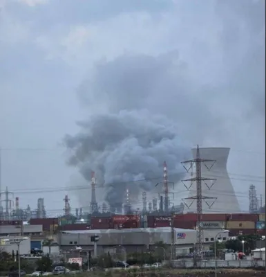 @Eli Afriat 🇮🇱: 🚨BREAKING: Refineries in Haifa were damaged during the recent Iranian missile strike. 

Residents in the area report that they have no electricity.