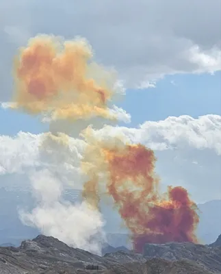 @🇮🇷LiveIranNews🇮🇱: 🚨 Missile launch from IRGC base in Yazd mountains and repeated attacks on this military site/Images received around 2:20 PM indicate sightings of red and orange smoke in Yazd, and one citizen has rep