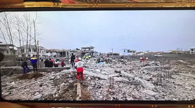 @مملکته: « دیشب بامداد اول فروردین ساعت ۳ شب منطقه دستک گیلان بین چاف و کیاشهر  یه ساختمون رو زدن. ۱ مرد حدود ۶۰ ساله یه بچه ۱۰ ۱۲ ساله و دو تا خانم یکی میانسال یکی جوون کشته شدن. فکرکنم زن و شوهر و دوتا بچش ب