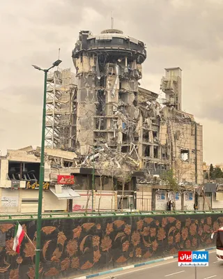 @ايران اينترنشنال: تصویر رسیده به ایران‌اینترنشنال، ساختمان ویران‌شده صنایع اپتیک اصفهان را پس از حمله هوایی سه‌شنبه چهارم فروردین نشان می‌دهد.