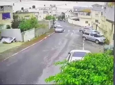 @Babak Taghvaee - The Crisis Watch: BREAKING: Vehicles are seen jumping due to the impact of submunitions from cluster warhead-equipped ballistic missiles used by the IRGC Aerospace Force in Tel Aviv, central Israel.

#OperationEpicFury