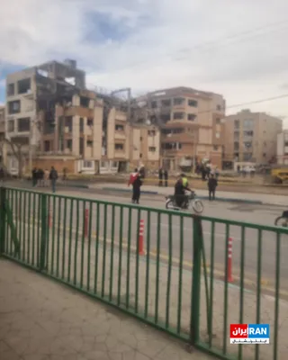 @ايران اينترنشنال: تصویر رسیده به ایران‌اینترنشنال، ساختمانی را در شهرک صنعتی سجزی استان اصفهان نشان می‌دهد که هدف حمله هوایی قرار گرفته است.