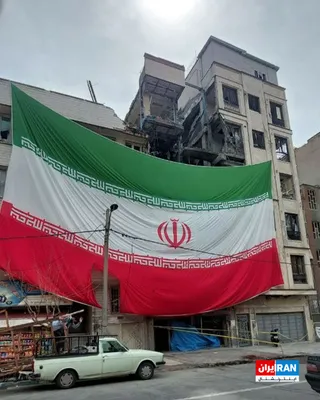 @ايران اينترنشنال: تصویر رسیده به ایران‌اینترنشنال، ساختمانی منهدم‌شده در پی حملات هوایی را در تهران نشان می‌دهد که تلاش کرده‌اند با پرچم جمهوری اسلامی آن را بپوشانند.