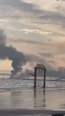@Eli Afriat 🇮🇱: An Iranian girl swings on a beach in Bandar Abbas - and in the background smoke rises from a nearby naval base that was hit by airstrikes.🇮🇷💥