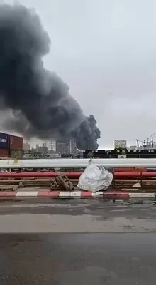@Babak Taghvaee - The Crisis Watch: BREAKING: Footage shows a petrochemical facility in Be’er Sheva being struck as a result of a ballistic missile attack by the IRGC Aerospace Force. This is one of the retaliatory strikes carried out b