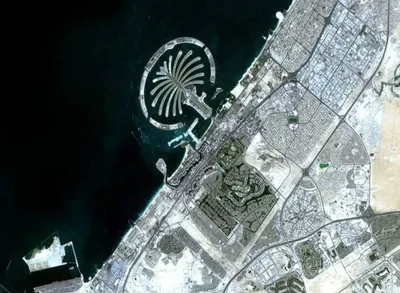 @Babak Taghvaee - The Crisis Watch: BREAKING: The IRGC Aerospace Force has launched a new wave of attacks against Dubai, with multiple explosions reported across the city just minutes ago.

According to incoming reports:

11:20–11:25 lo