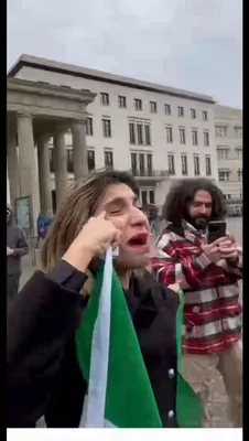 @Masih Alinejad 🏳️: Heartbreaking moment, but powerful. 

Look at Kosar Eftekhari. The Islamic regime shot her eye out and blinded her during the Women, Life, Freedom revolution. Now she is in Germany, shocked that peopl