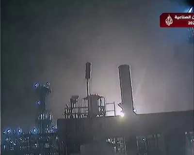 @Babak Taghvaee - The Crisis Watch: This is slow-motion footage of the moment the Ras Laffan gas field in Qatar was targeted by ballistic missiles of the IRGC Aerospace Force in response to Israeli airstrikes on Iran’s South Pars gas fi