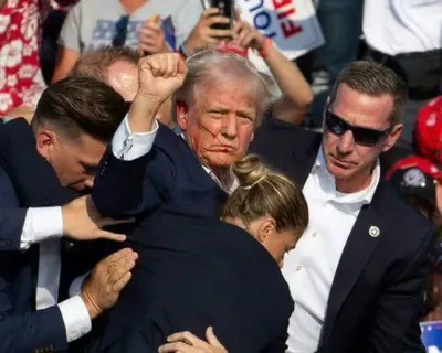 @𝐍𝐢𝐨𝐡 𝐁𝐞𝐫𝐠 🇮🇷 ✡︎: 🔴 NOW:

President Trump announces a naval blockade of Iran. No ship goes in or out.

This will have MASSIVE consequences for the regime's economy. This is what happens when you waste JD Vance's time 