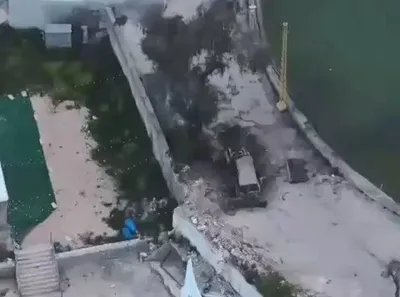 @𝐍𝐢𝐨𝐡 𝐁𝐞𝐫𝐠 🇮🇷 ✡︎: Insane footage of a Hezbollah member taken out by an Israeli drone in Southern Lebanon.

They should have stayed out of the war in Iran completely, but being controlled and funded by the IRGC, they en