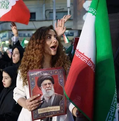 @𝐍𝐢𝐨𝐡 𝐁𝐞𝐫𝐠 🇮🇷 ✡︎: This is the Bashar Assad-ification of Iran.

After 2022 the mullahs switched strategy from relentlessly oppressing women for a strand of hair, to instead tolerate and even promote them as long as they