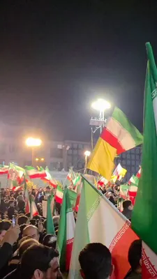 کриز ویچار: پخش شده: این ویدیو یک موشک بلندبرد متوسط کهورمشahr-2 نیروی فضایی سپاه پاسداران در اضلاع روندوار ولی عصر در تهران، پایتخت ایران، شب اینجا نمایش داده شده است. رژیم در حال