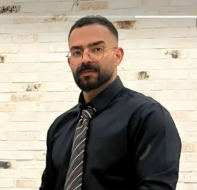 @🇮🇷LiveIranNews🇮🇱: 🚨Don’t stop talking about Iran
This is what’s happening in Iran right now and the world is still acting like it’s business as usual.

Mohammadreza Hosseini, born 1996, a guy who already lost both his